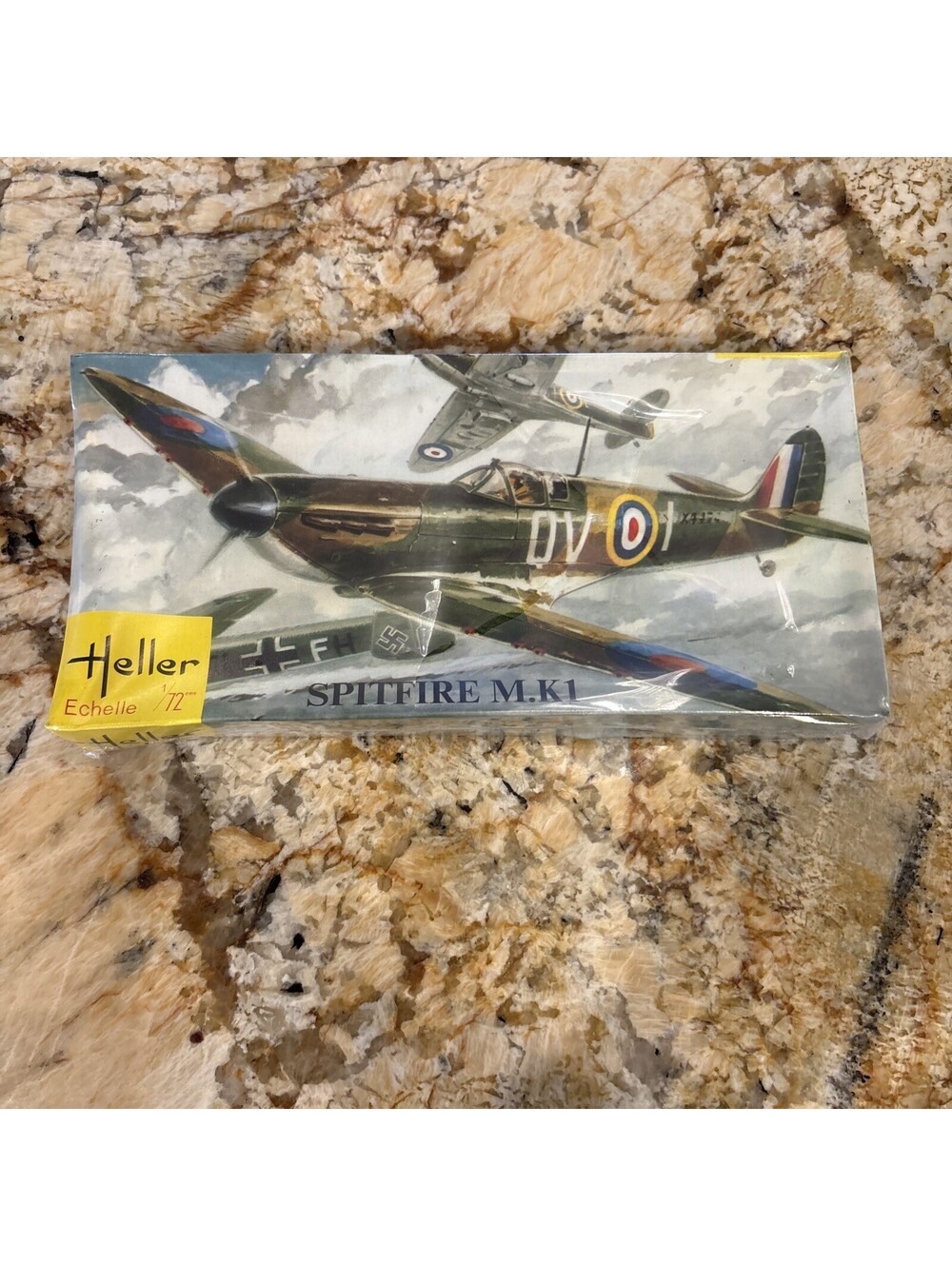 Heller L. 080 Spitfire M.K1 1/72 Scale Model Kit NEW